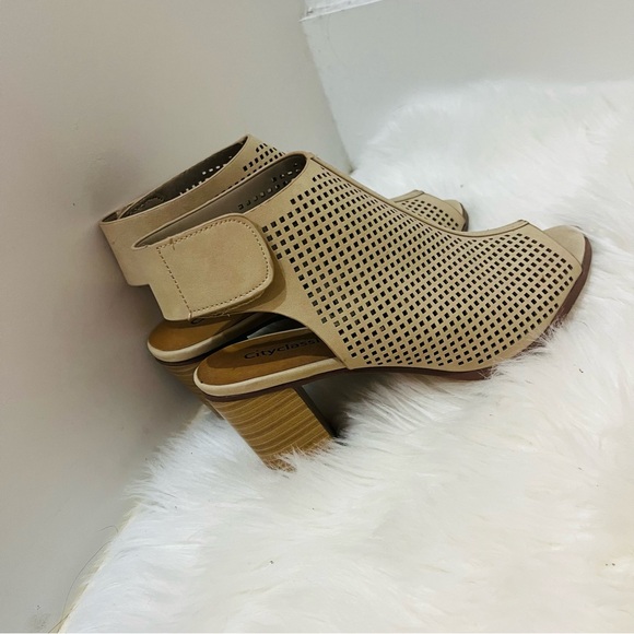 CITYCLASSIFIED Roadway Peep Toe Perforated Slingback Chunky Heel Sandals 6.5 - Picture 6 of 7